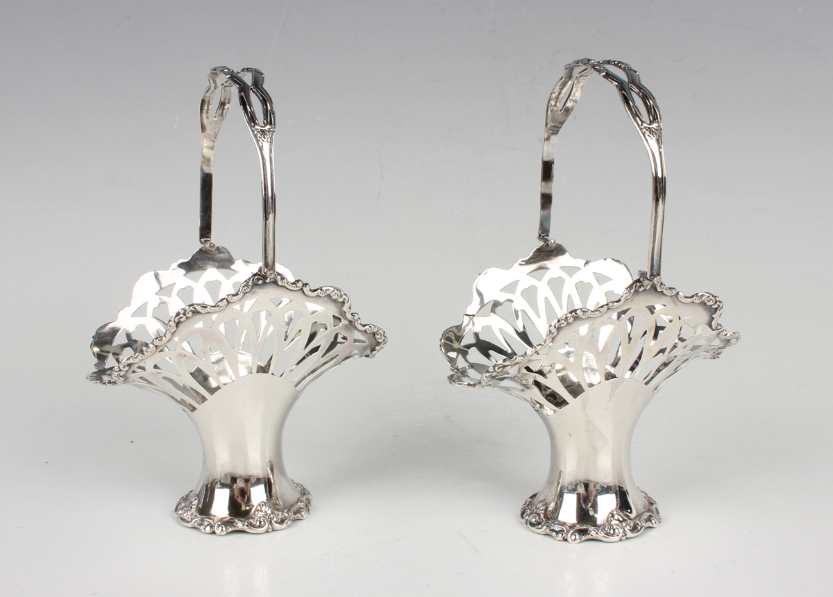 A pair of George V silver swing handled posy baskets, each pierced and cast with scrolls, Chester - Image 3 of 4