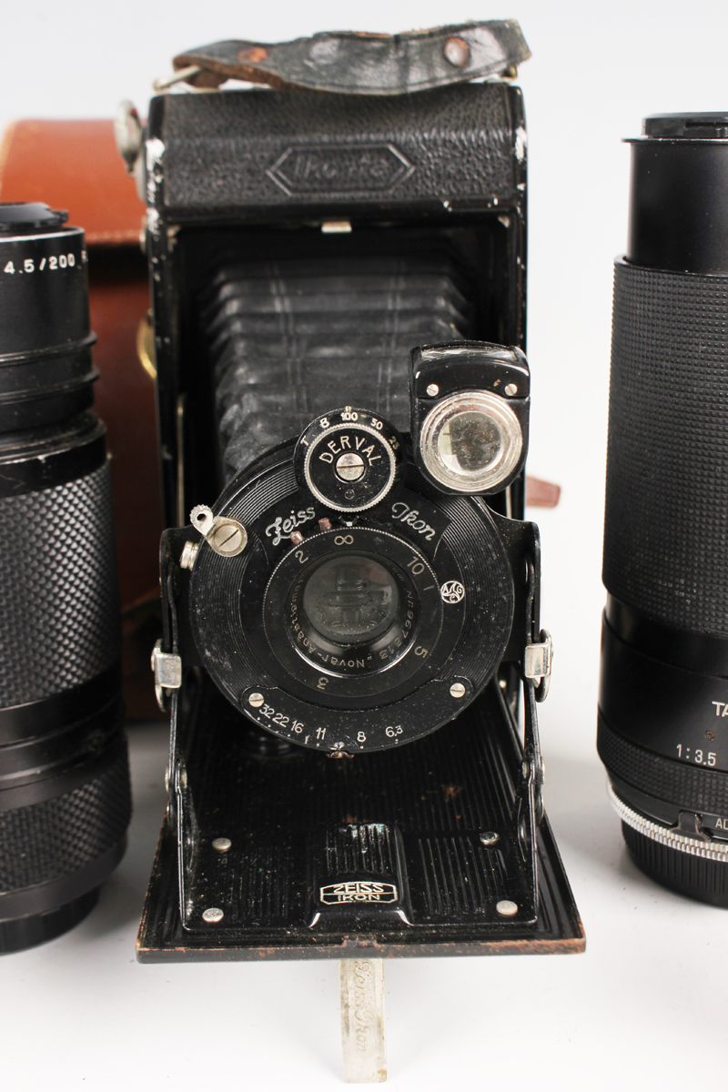 A collection of assorted cameras, including an Olympus OM10 with Vivitar 300mm 1:5.6 auto - Image 3 of 6