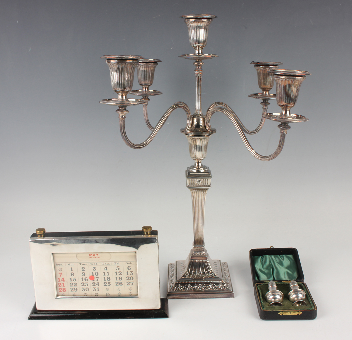 A pair of George V silver pepper casters, Birmingham 1912 by E.J. Houlston, weight 16.3g, height 5.
