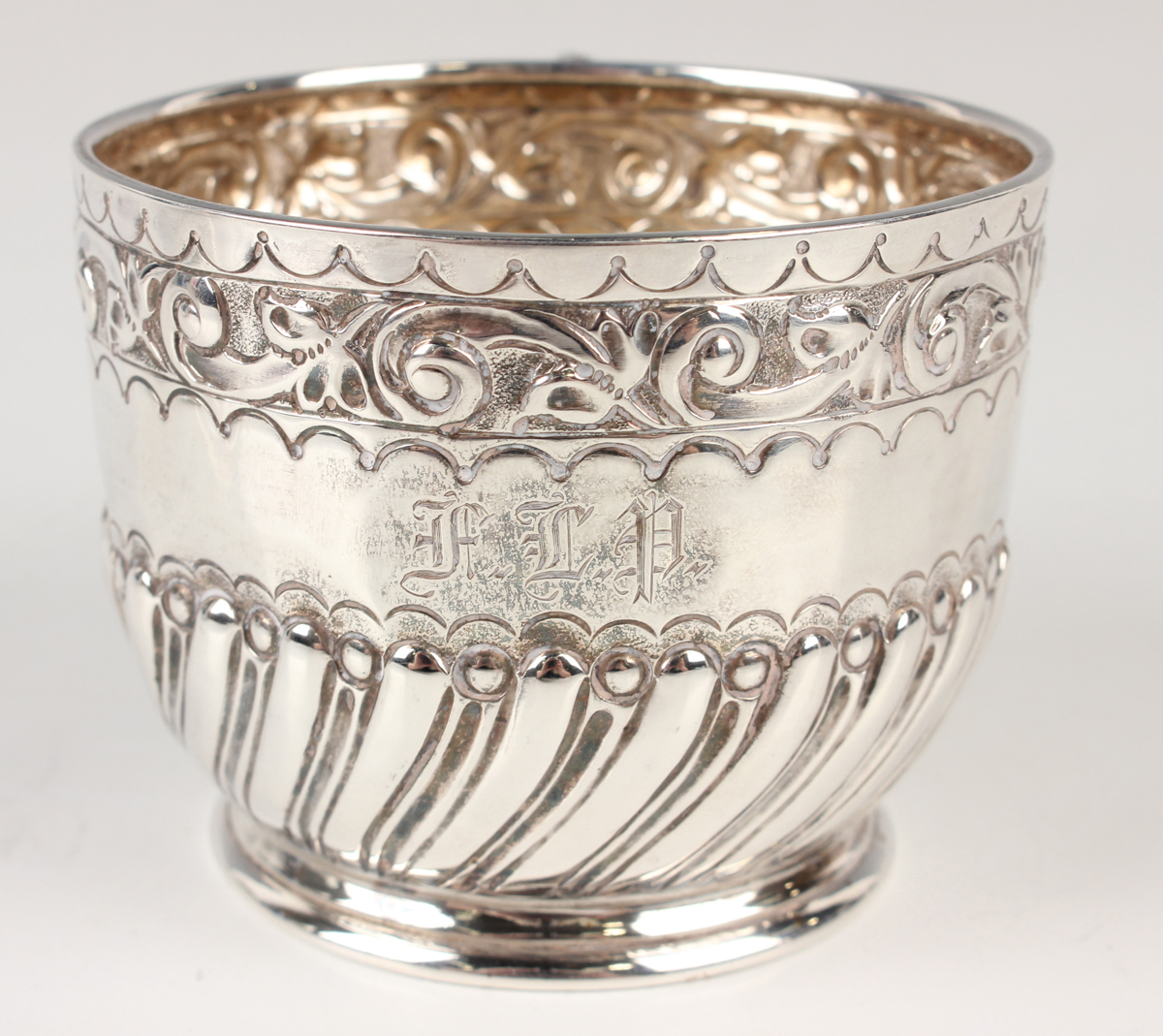A George V silver cup of cylindrical form with scroll handle, cast with lattice decoration to handle - Image 3 of 7