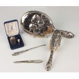 A George V silver and mother-of-pearl mounted folding fruit knife, Birmingham 1932 by Villiers &