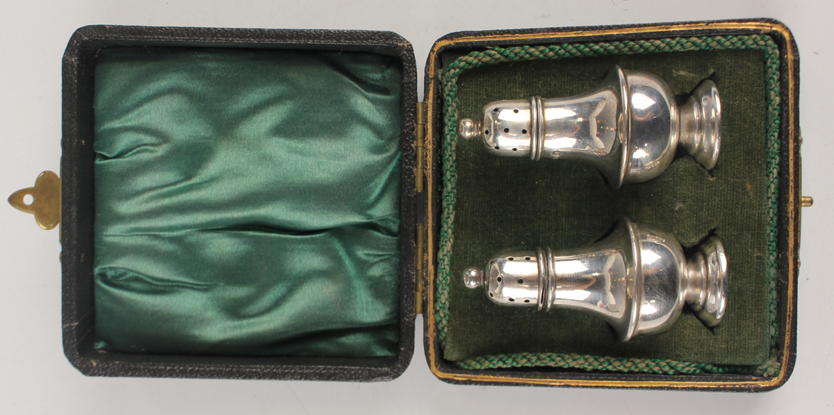 A pair of George V silver pepper casters, Birmingham 1912 by E.J. Houlston, weight 16.3g, height 5. - Image 5 of 7