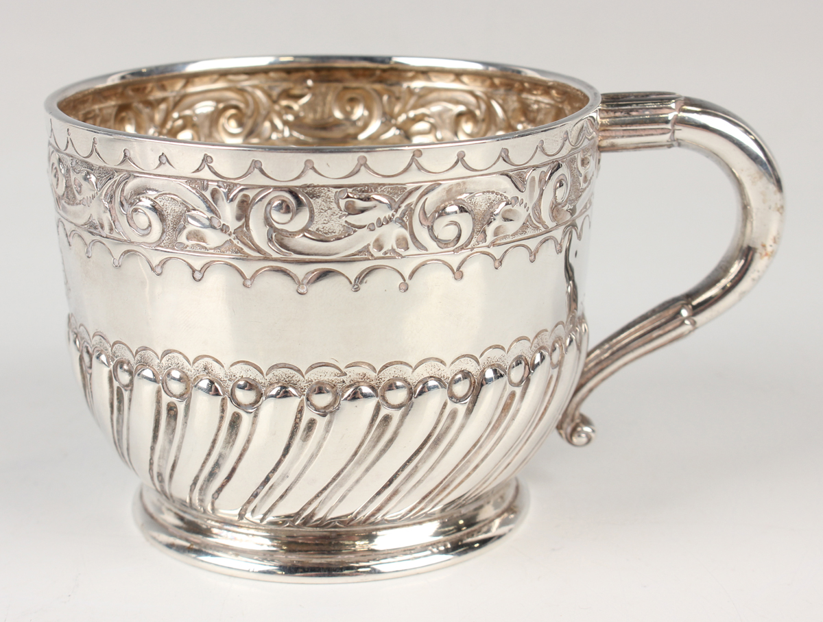 A George V silver cup of cylindrical form with scroll handle, cast with lattice decoration to handle - Image 4 of 7