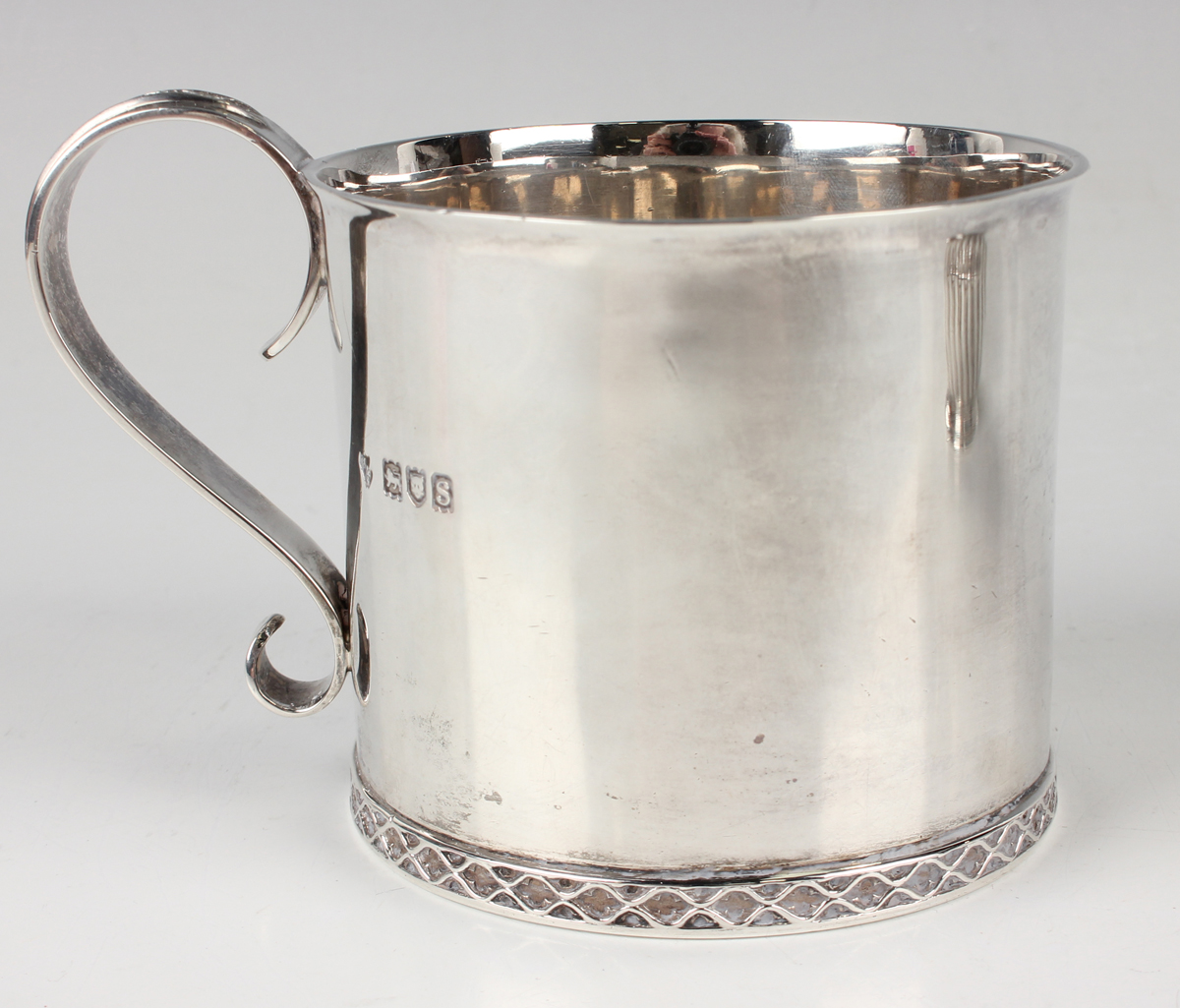 A George V silver cup of cylindrical form with scroll handle, cast with lattice decoration to handle - Image 7 of 7