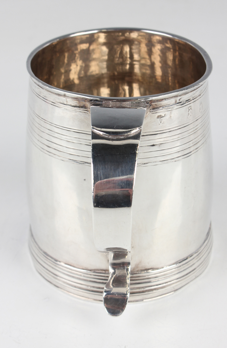 A Queen Anne Britannia standard silver mug of slightly swollen cylindrical form, decorated with - Image 4 of 5