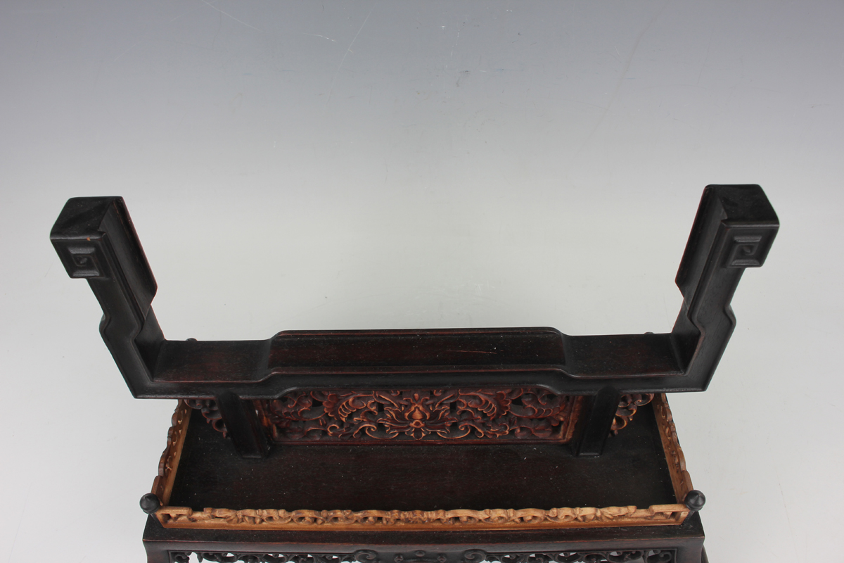 A Chinese hardwood framed cloisonné and lacquer table screen with carved hardwood and boxwood - Image 7 of 28