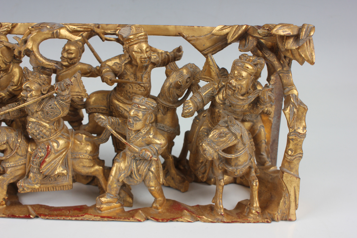 A pair of Chinese carved and pierced giltwood panels, early 20th century, each depicting battle - Image 19 of 22