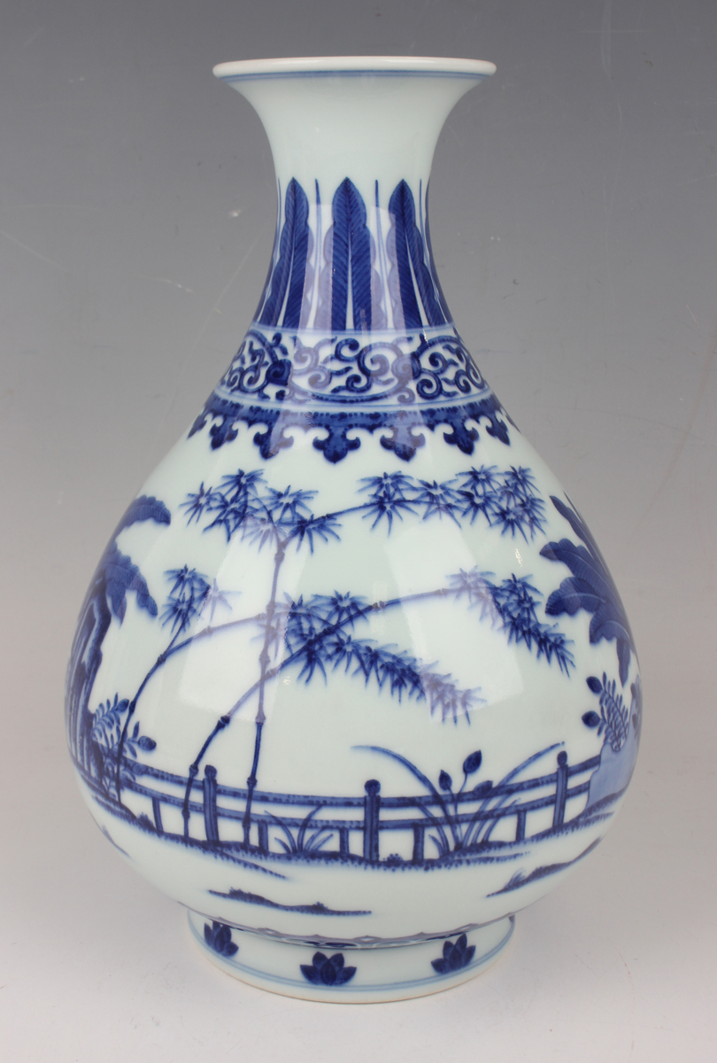 A Chinese blue and white porcelain bottle vase (yuhuchunping), mark of Xiianfeng and possibly of the - Image 8 of 8