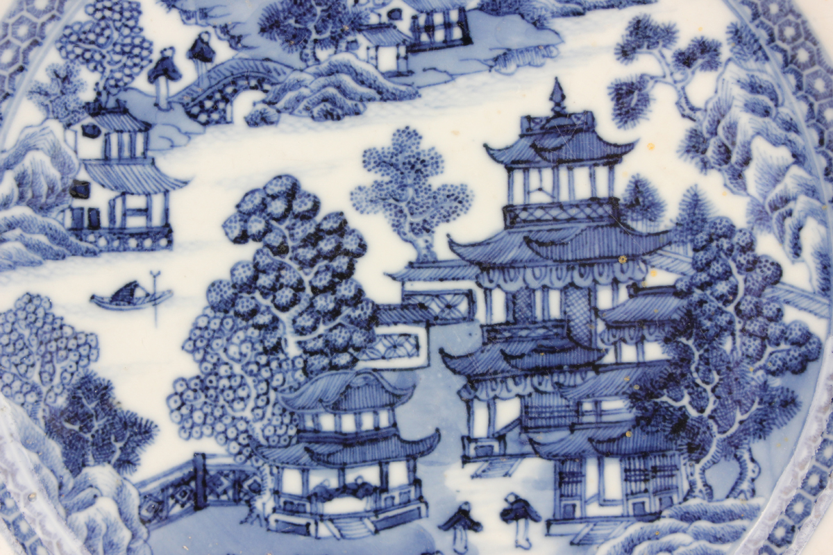 A pair of Chinese blue and white export porcelain octagonal soup plates, Qianlong period, each - Image 14 of 36