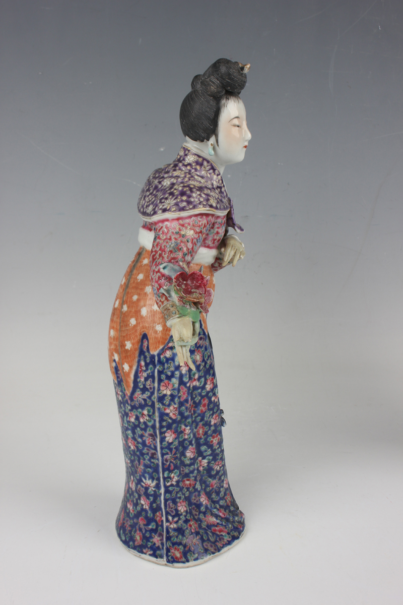 A pair of Chinese famille rose enamelled porcelain figures of maidens by Wei Hong Tai, late Qing - Image 20 of 22