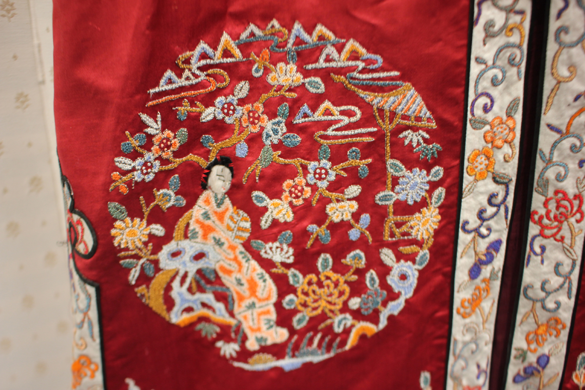 A Chinese red silk embroidered coat/robe, 20th century, worked in coloured threads with figure and - Image 18 of 19