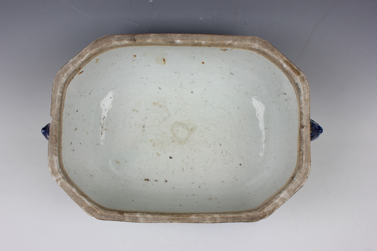 A Chinese blue and white export porcelain soup tureen and cover, Qianlong period, of canted corner - Image 5 of 21