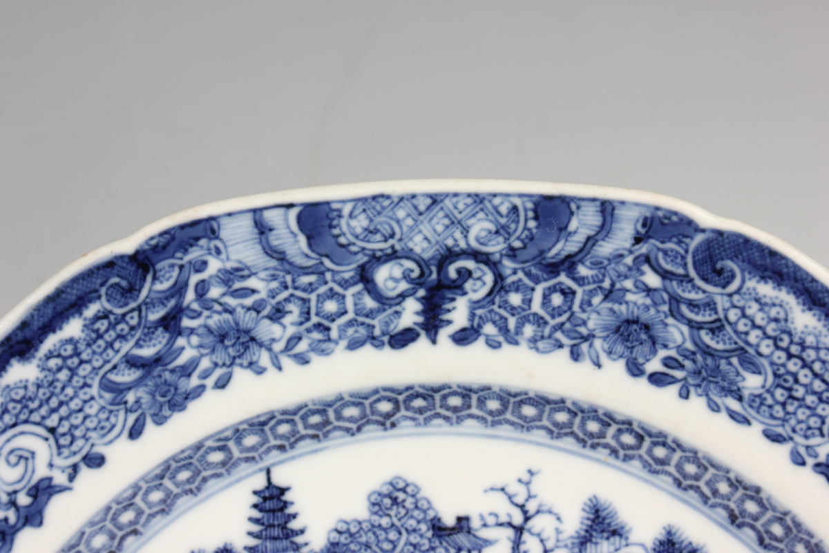 A pair of Chinese blue and white export porcelain octagonal soup plates, Qianlong period, each - Image 12 of 36