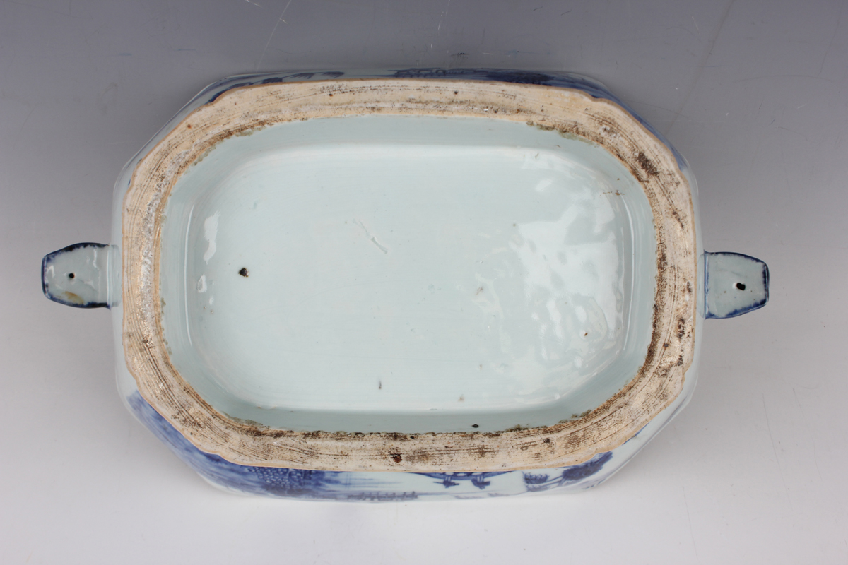 A Chinese blue and white export porcelain soup tureen and cover, Qianlong period, of canted corner - Image 4 of 21