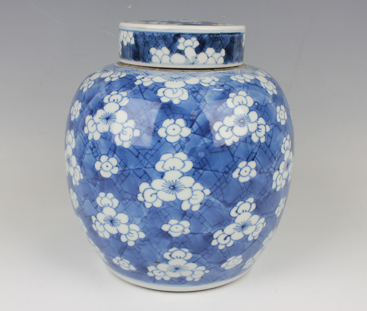 A Chinese blue and white export porcelain ginger jar and cover, Kangxi period, the ovoid body and - Image 8 of 8