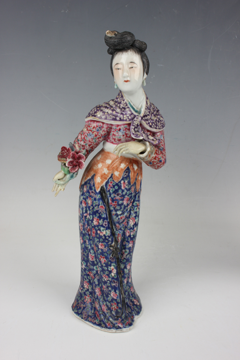 A pair of Chinese famille rose enamelled porcelain figures of maidens by Wei Hong Tai, late Qing - Image 22 of 22