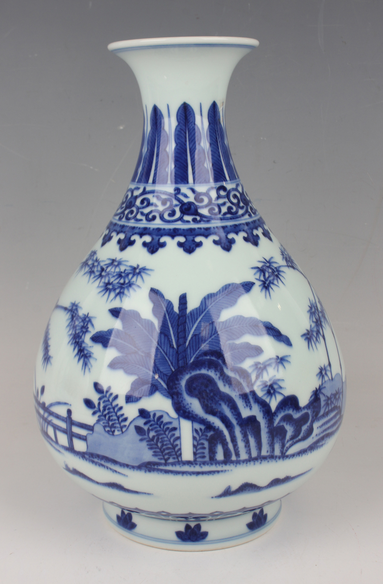 A Chinese blue and white porcelain bottle vase (yuhuchunping), mark of Xiianfeng and possibly of the - Image 7 of 8
