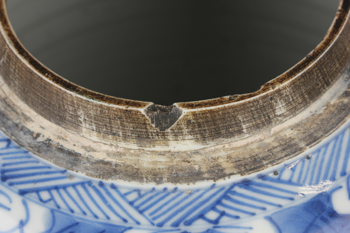 A Chinese blue and white export porcelain ginger jar and cover, Kangxi period, the ovoid body and - Image 5 of 8