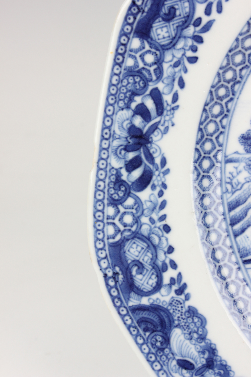 A pair of Chinese blue and white export porcelain octagonal soup plates, Qianlong period, each - Image 3 of 36