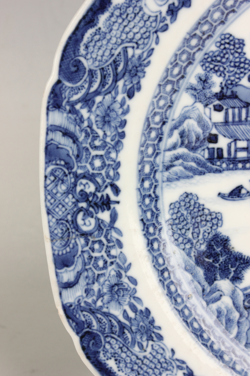 A pair of Chinese blue and white export porcelain octagonal soup plates, Qianlong period, each - Image 11 of 36