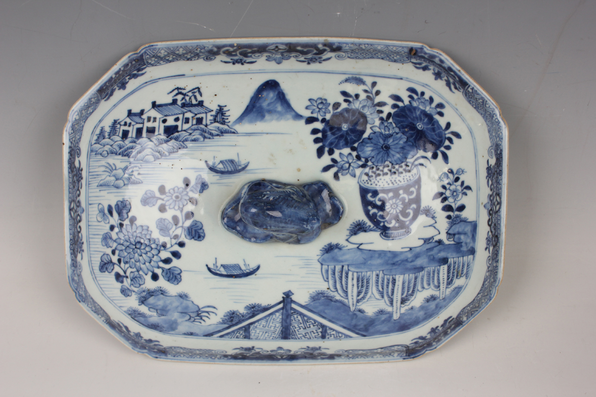 A Chinese blue and white export porcelain soup tureen and cover, Qianlong period, of canted corner - Image 17 of 21