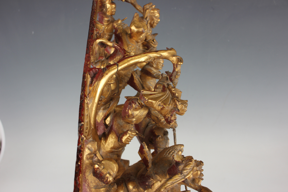 A pair of Chinese carved and pierced giltwood panels, early 20th century, each depicting battle - Image 2 of 22