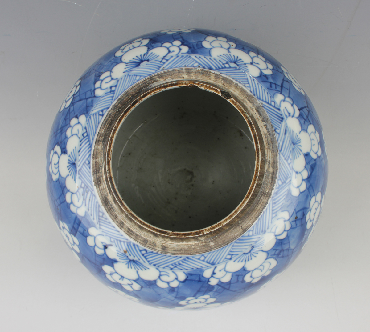 A Chinese blue and white export porcelain ginger jar and cover, Kangxi period, the ovoid body and - Image 7 of 8