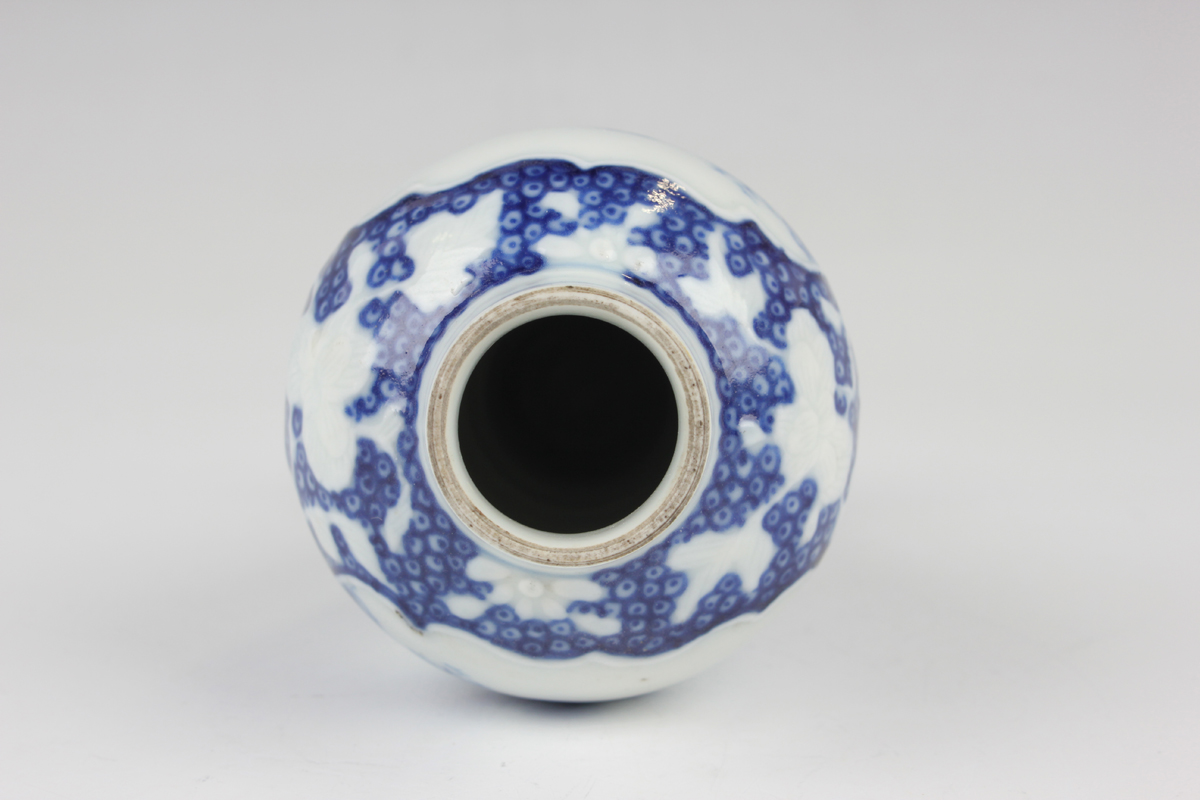 A Chinese blue and white export porcelain vase, Qianlong period, of baluster form, painted with - Image 4 of 7