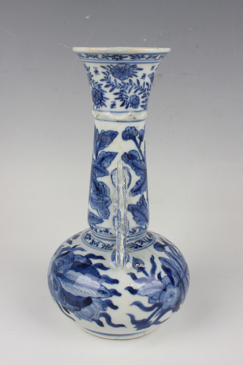 A Chinese blue and white export porcelain vase, Kangxi period, of Venetian glass shape, the flared - Image 16 of 16