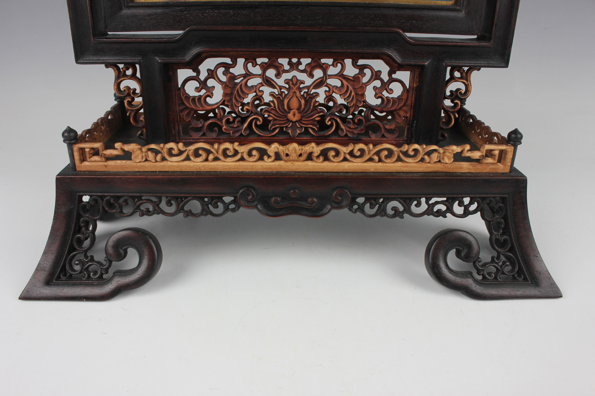 A Chinese hardwood framed cloisonné and lacquer table screen with carved hardwood and boxwood - Image 23 of 28