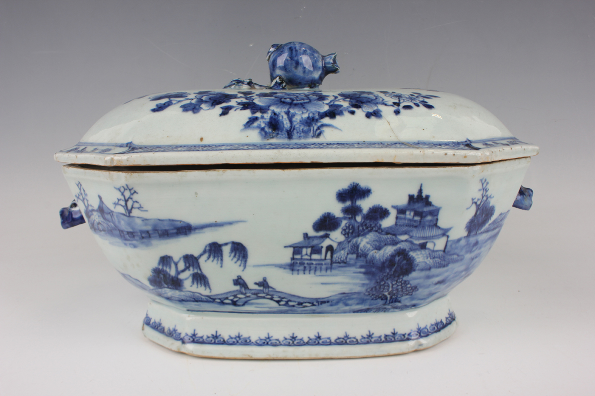 A Chinese blue and white export porcelain soup tureen and cover, Qianlong period, of canted corner - Image 11 of 21