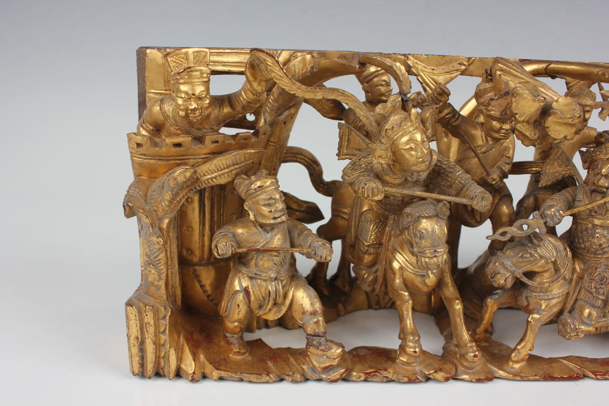 A pair of Chinese carved and pierced giltwood panels, early 20th century, each depicting battle - Image 21 of 22