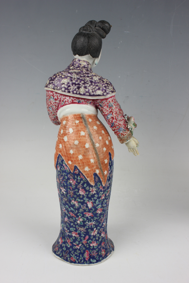 A pair of Chinese famille rose enamelled porcelain figures of maidens by Wei Hong Tai, late Qing - Image 19 of 22