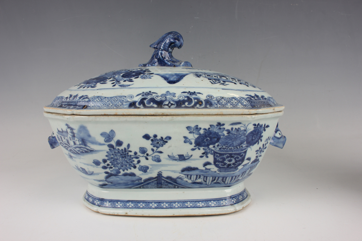 A Chinese blue and white export porcelain soup tureen and cover, Qianlong period, of canted corner - Image 19 of 21