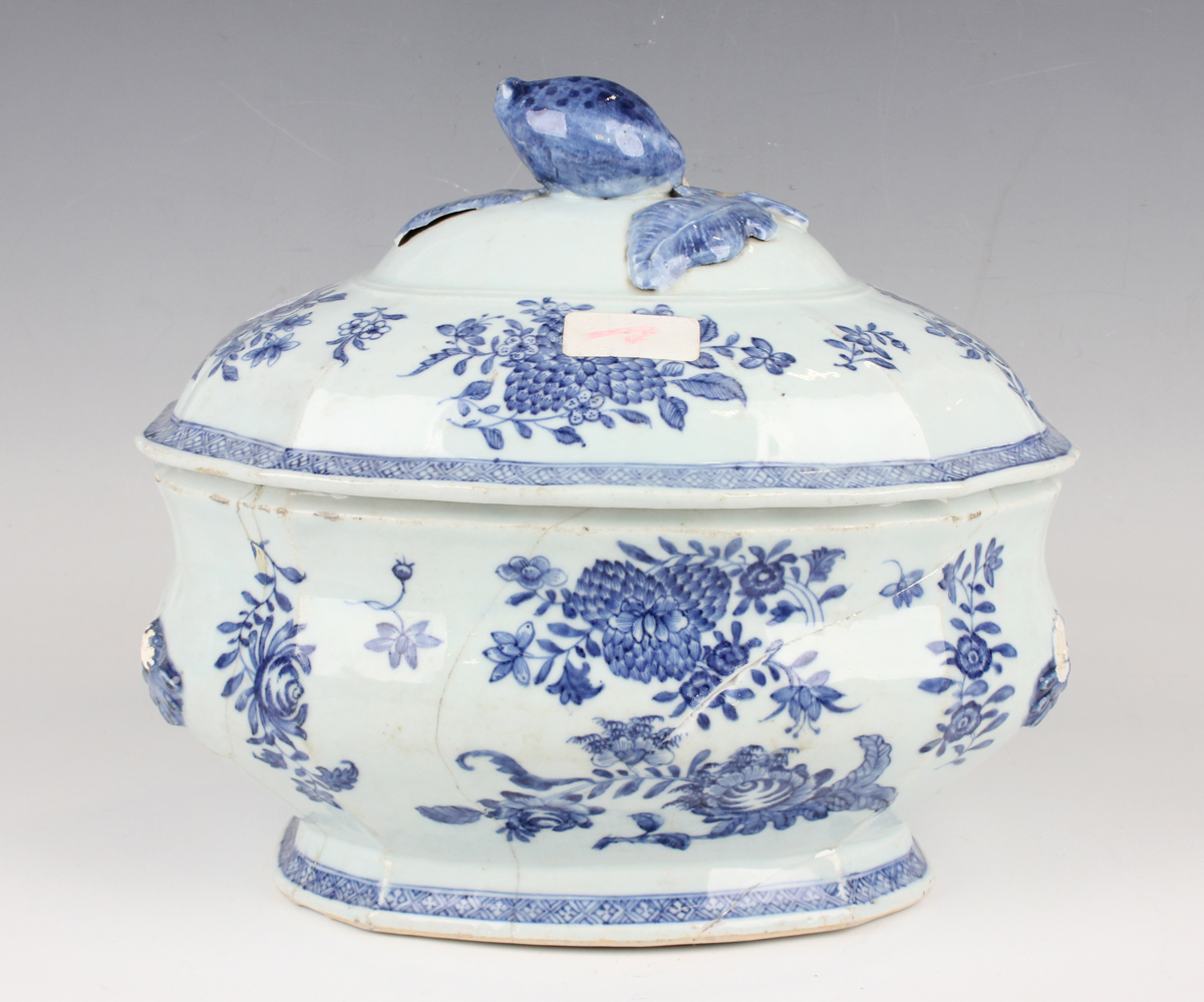 A collection of Chinese porcelain, 18th century and later, including a famille rose export punch - Image 33 of 44