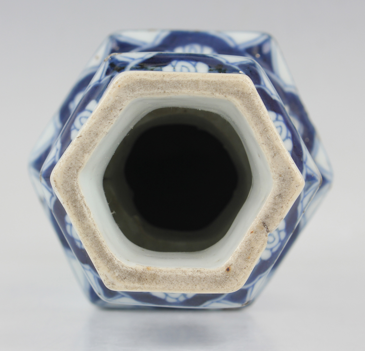 A Chinese blue and white export porcelain vase, Kangxi period, of hexagonal double gourd shaped - Image 11 of 16
