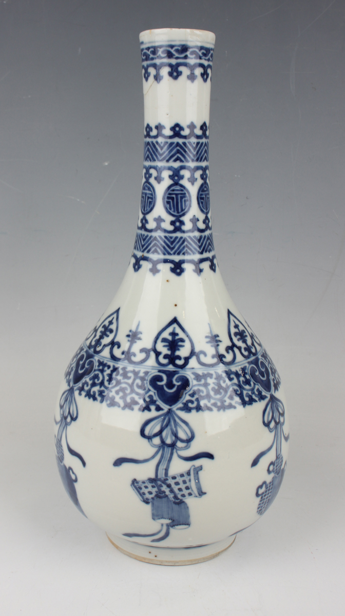 A Chinese blue and white porcelain bottle vase, mark of Kangxi but late 19th century, the pear - Image 11 of 11
