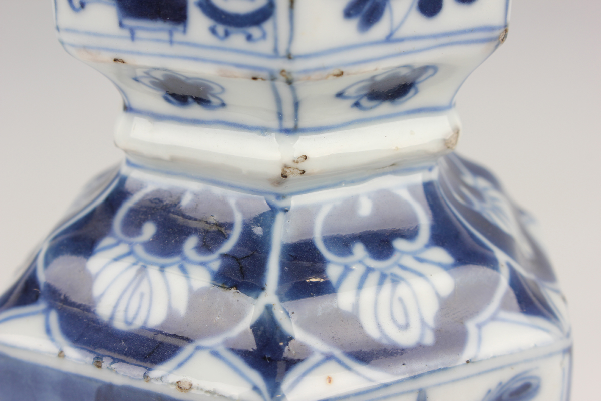 A Chinese blue and white export porcelain vase, Kangxi period, of hexagonal double gourd shaped - Image 8 of 16