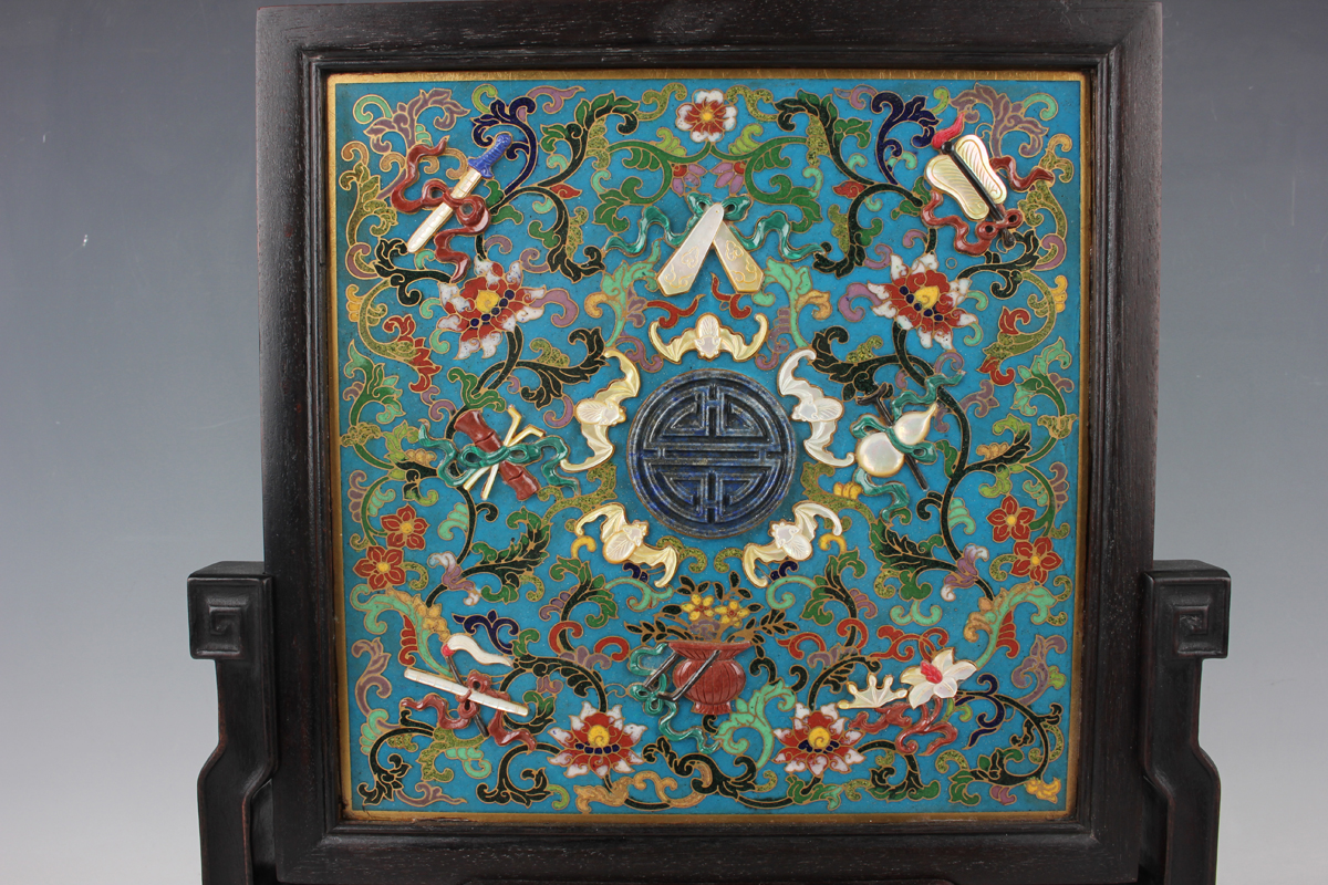 A Chinese hardwood framed cloisonné and lacquer table screen with carved hardwood and boxwood - Image 25 of 28