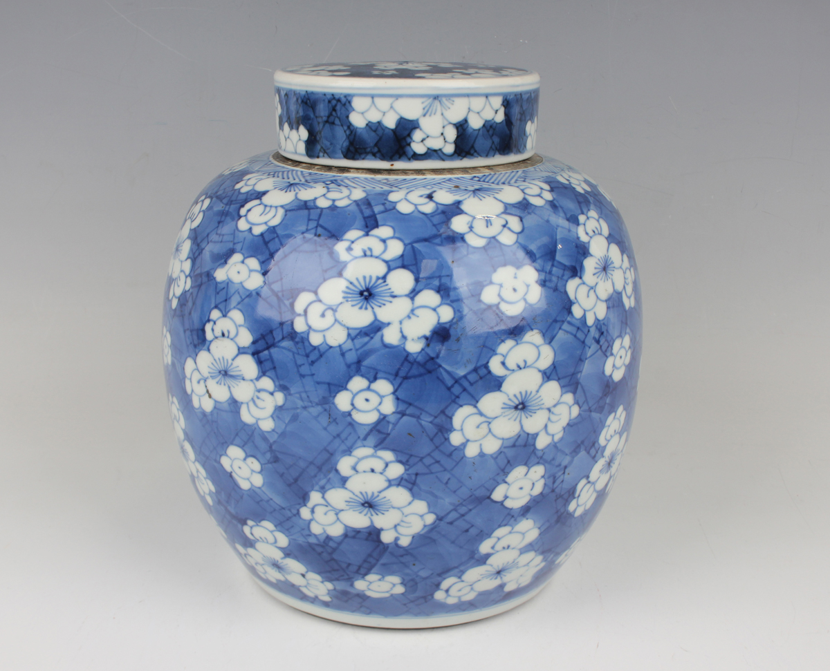 A Chinese blue and white export porcelain ginger jar and cover, Kangxi period, the ovoid body and