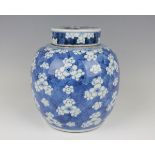 A Chinese blue and white export porcelain ginger jar and cover, Kangxi period, the ovoid body and