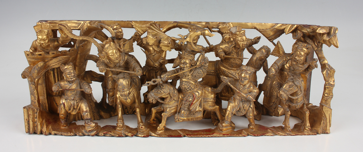 A pair of Chinese carved and pierced giltwood panels, early 20th century, each depicting battle - Image 22 of 22