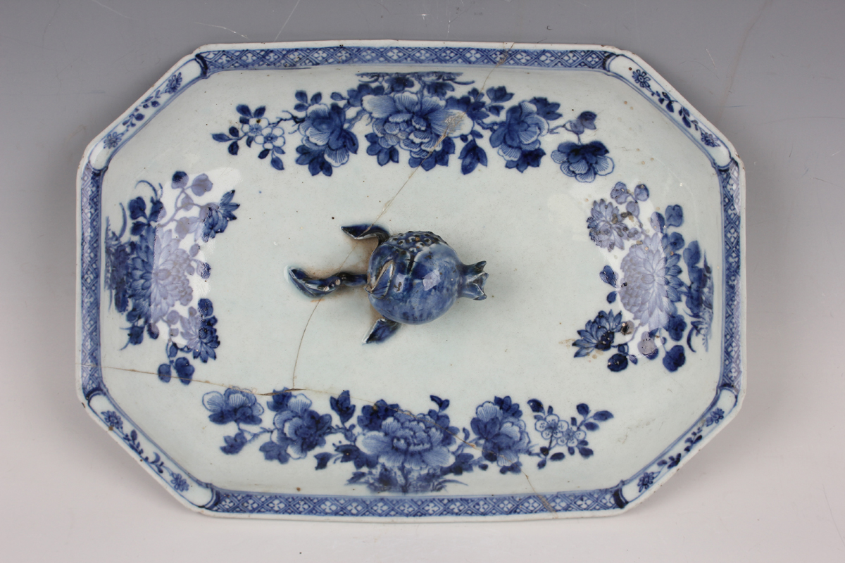 A Chinese blue and white export porcelain soup tureen and cover, Qianlong period, of canted corner - Image 9 of 21
