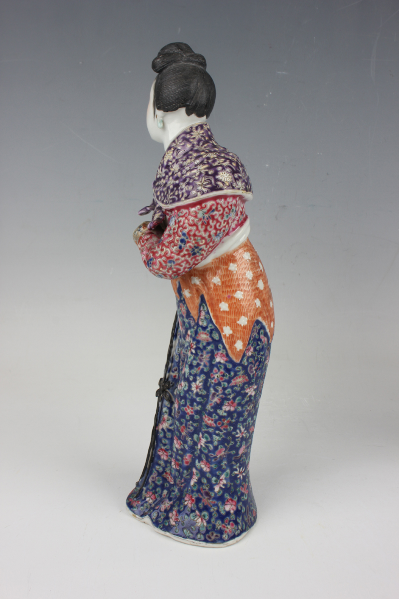 A pair of Chinese famille rose enamelled porcelain figures of maidens by Wei Hong Tai, late Qing - Image 18 of 22