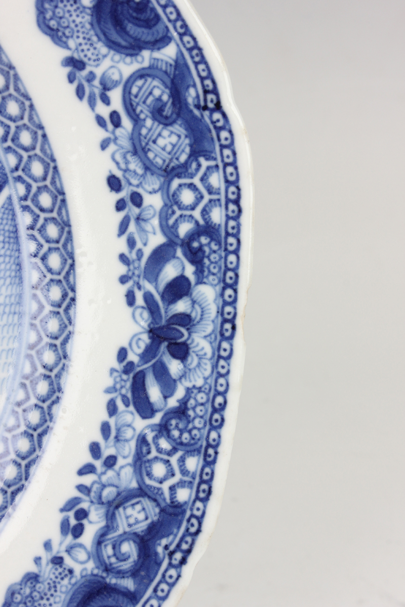 A pair of Chinese blue and white export porcelain octagonal soup plates, Qianlong period, each - Image 4 of 36