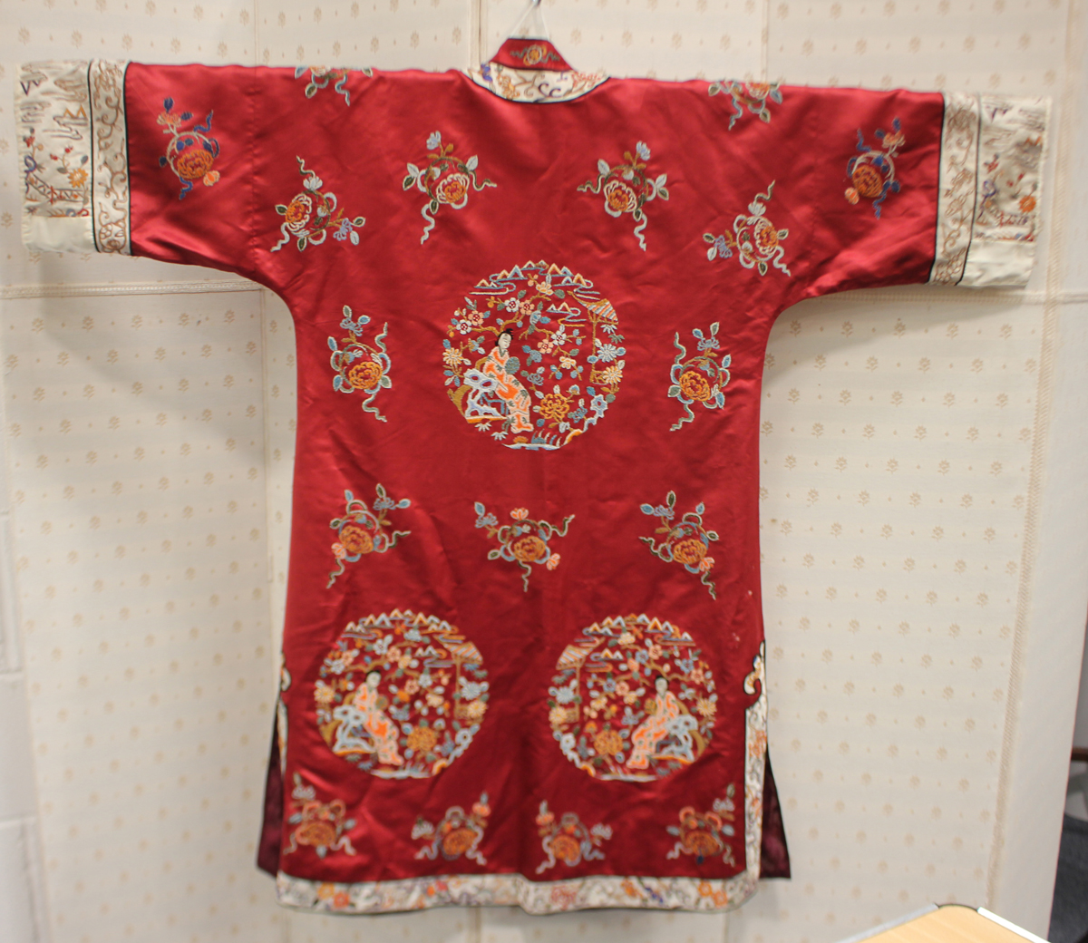 A Chinese red silk embroidered coat/robe, 20th century, worked in coloured threads with figure and - Image 11 of 19