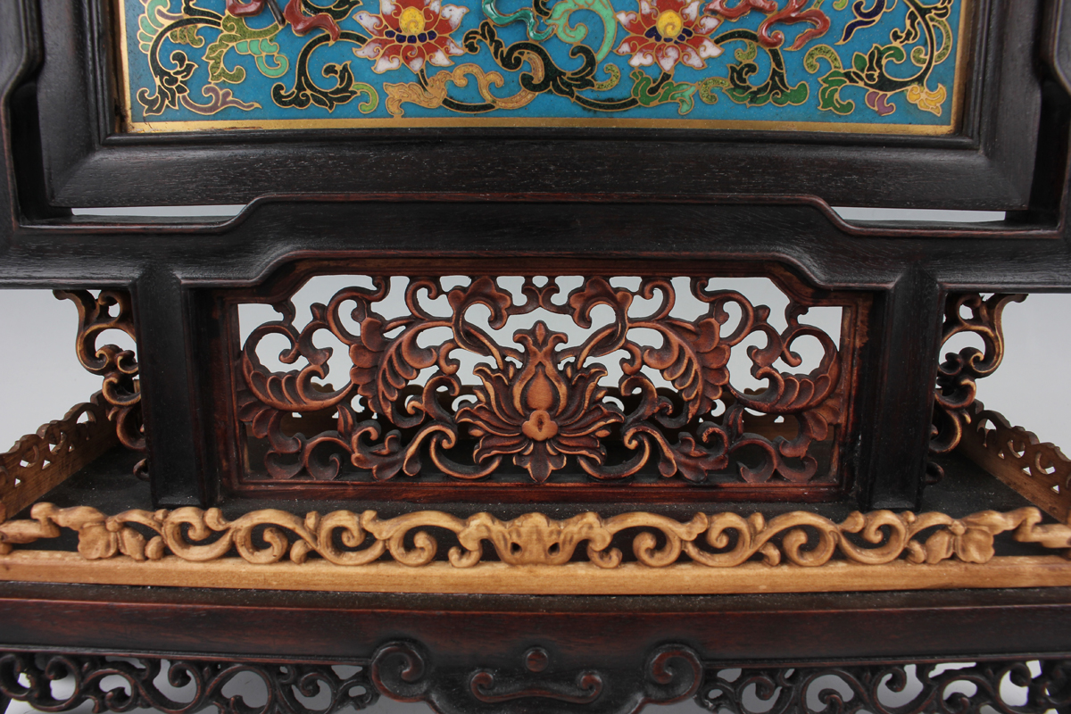 A Chinese hardwood framed cloisonné and lacquer table screen with carved hardwood and boxwood - Image 24 of 28