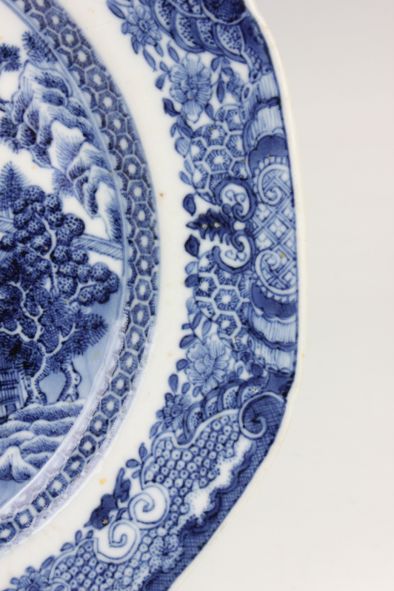 A pair of Chinese blue and white export porcelain octagonal soup plates, Qianlong period, each - Image 10 of 36