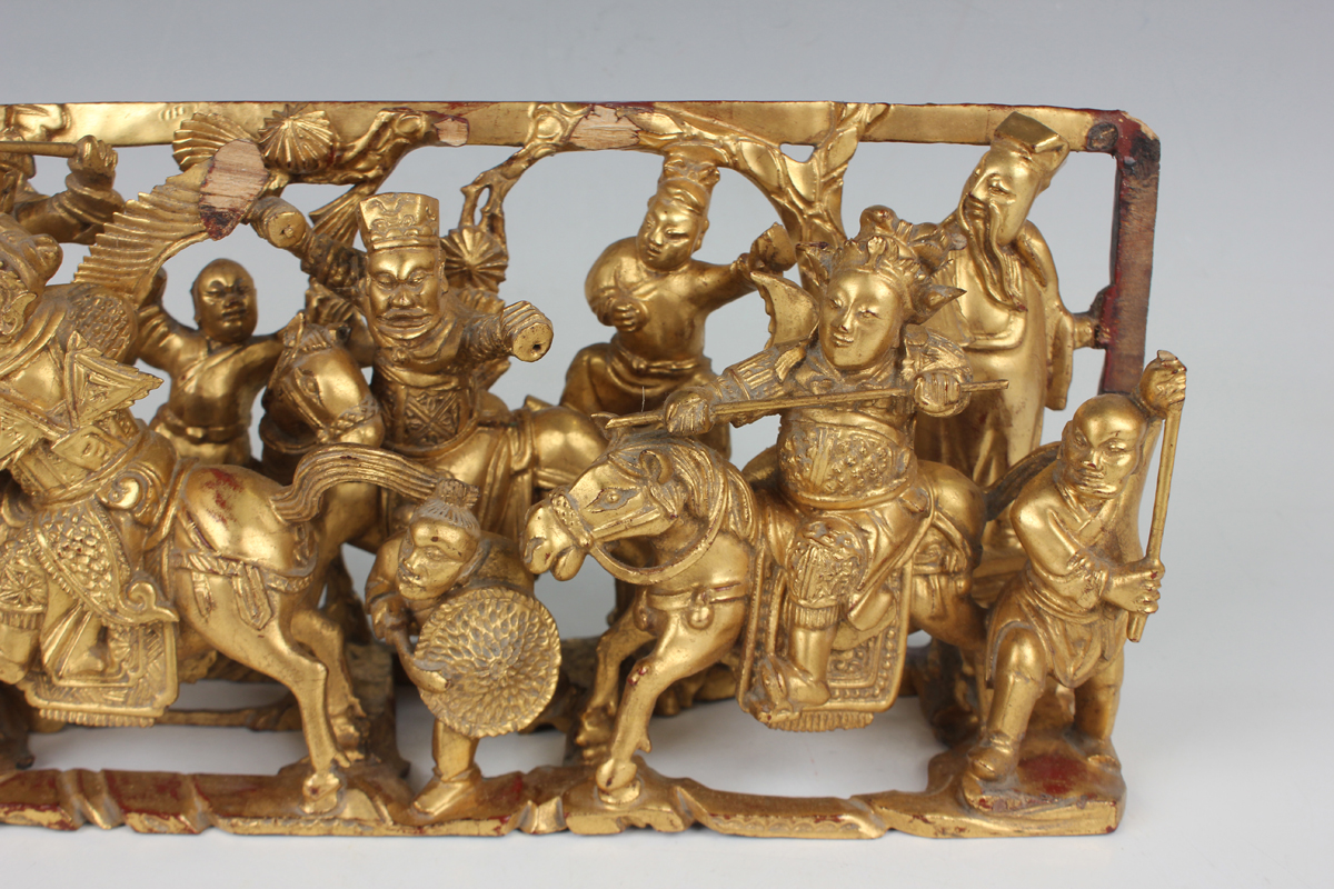 A pair of Chinese carved and pierced giltwood panels, early 20th century, each depicting battle - Image 10 of 22