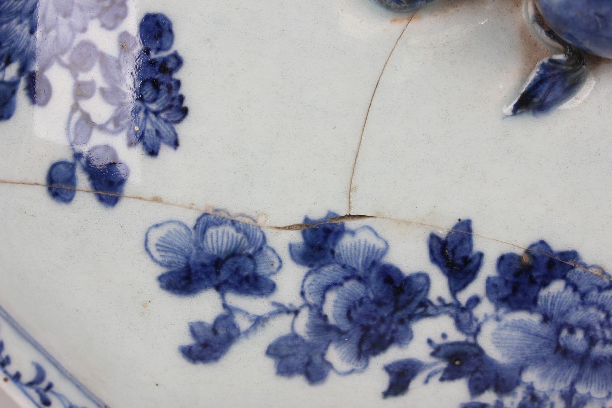 A Chinese blue and white export porcelain soup tureen and cover, Qianlong period, of canted corner - Image 8 of 21